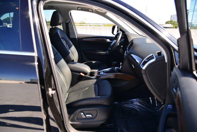 Photo of 2016 Mythos Black Metallic Audi Q5