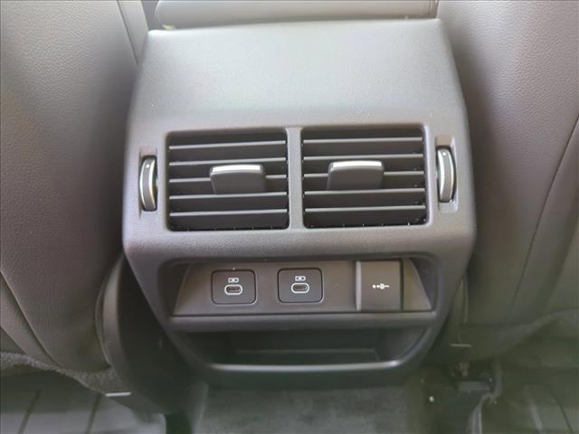 Photo of 2024 Hakuba Silver Metallic Land Rover Discovery Sport