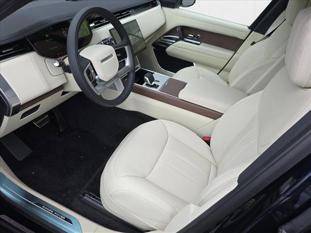 Photo of 2025 Constellation Blue SV Bespoke Ult Met Gloss Land Rover Range Rover