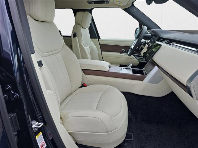 Photo of 2025 Constellation Blue SV Bespoke Ult Met Gloss Land Rover Range Rover