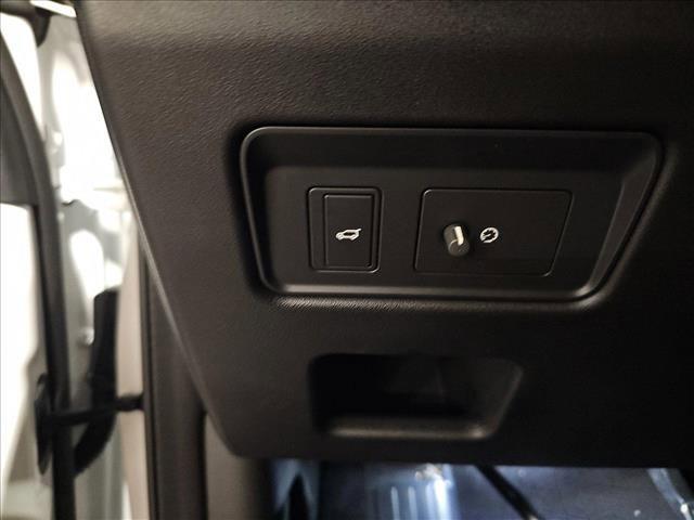Photo of 2025 Fuji White Land Rover Discovery