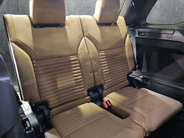 Photo of 2025 Fuji White Land Rover Discovery