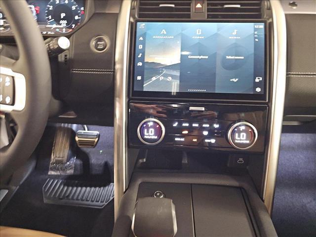 Photo of 2025 Fuji White Land Rover Discovery