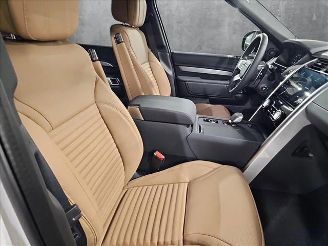 Photo of 2025 Fuji White Land Rover Discovery