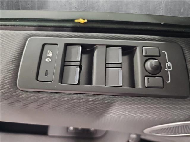 Photo of 2025 Fuji White Land Rover Discovery
