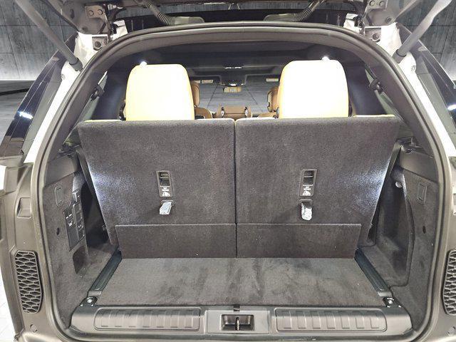 Photo of 2025 Fuji White Land Rover Discovery