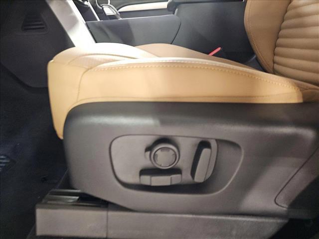 Photo of 2025 Fuji White Land Rover Discovery