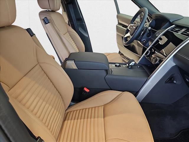 Photo of 2025 Santorini Black Metallic Land Rover Discovery