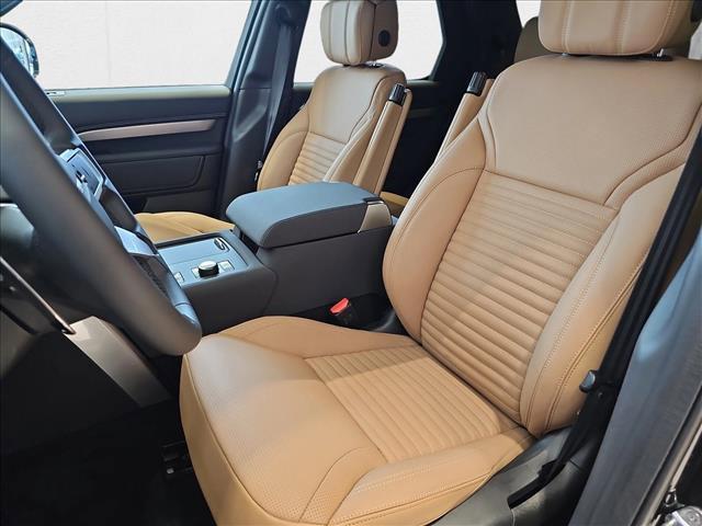 Photo of 2025 Santorini Black Metallic Land Rover Discovery