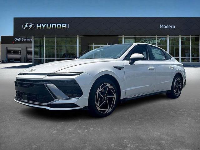 Photo of 2025 White Hyundai SONATA