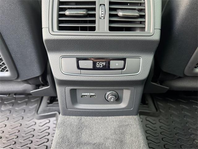 Photo of 2025 Glacier White Metallic Audi Q5