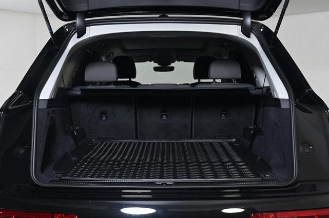 Photo of 2025 Mythos Black Metallic Audi Q7