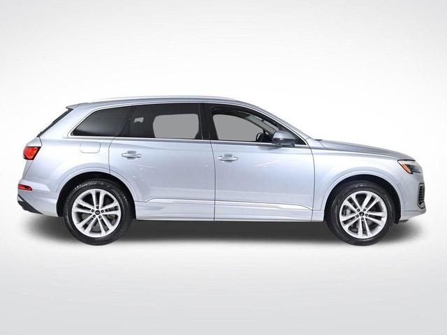 Photo of 2025 Satellite Silver Metallic Audi Q7