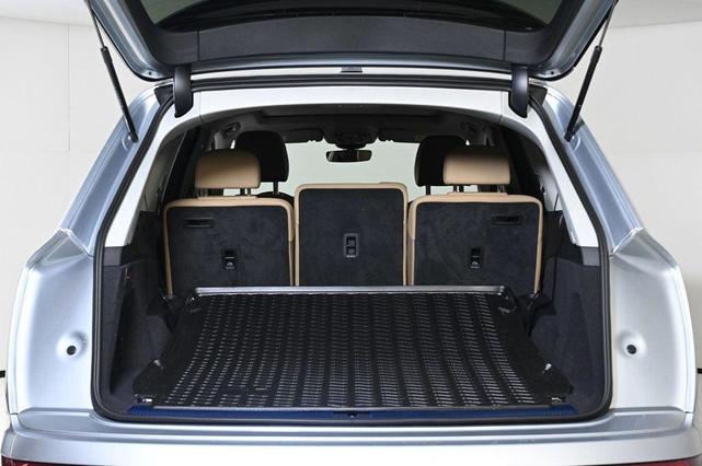 Photo of 2025 Satellite Silver Metallic Audi Q7