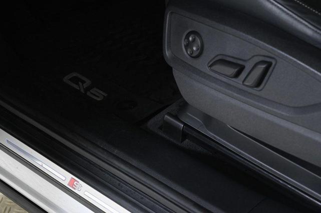 Photo of 2024 Glacier White Metallic Audi Q5 e