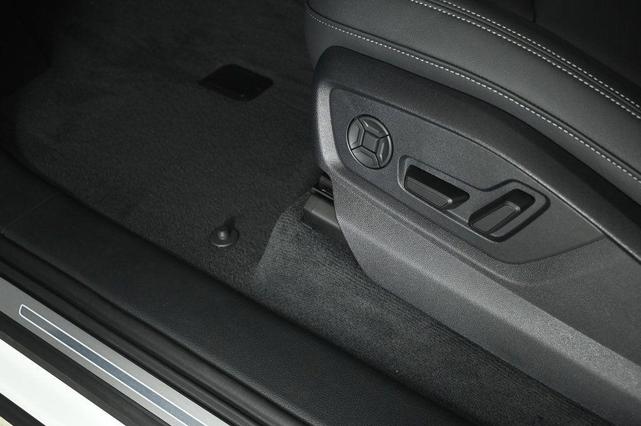 Photo of 2025 Glacier White Metallic Audi Q7