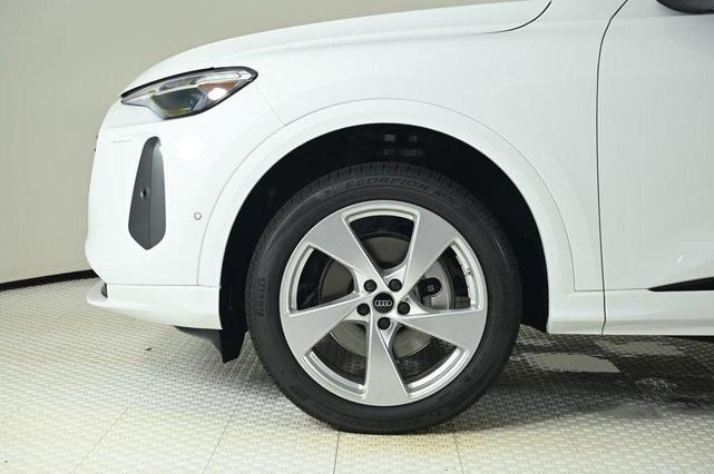 Photo of 2025 Glacier White Metallic Audi Q5