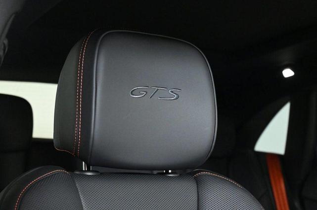 Photo of 2022 Papaya Metallic Porsche Macan