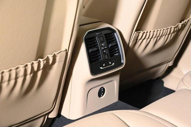 Photo of 2025 Gentian Blue Metallic Porsche Macan