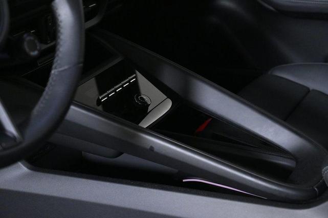 Photo of 2025 Dolomite Silver Metallic Porsche Macan