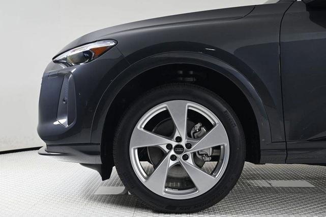 Photo of 2025 Tambora Gray Metallic Audi Q5
