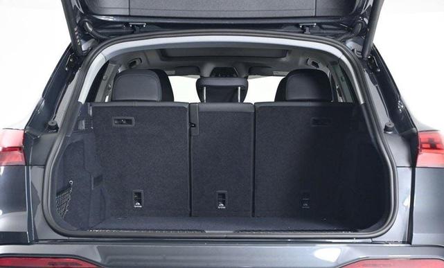 Photo of 2025 Tambora Gray Metallic Audi Q5