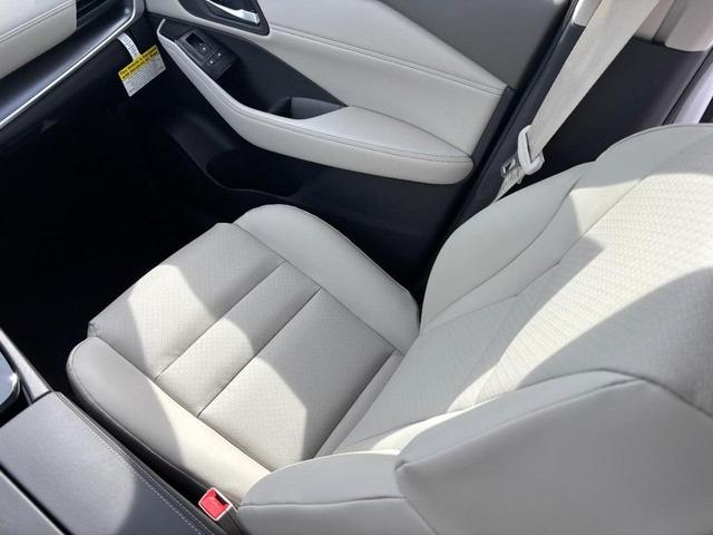 Photo of 2026 Everest White Pearl Tricoat Nissan Rogue