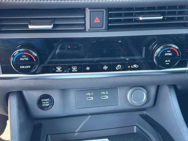 Photo of 2026 Everest White Pearl Tricoat Nissan Rogue