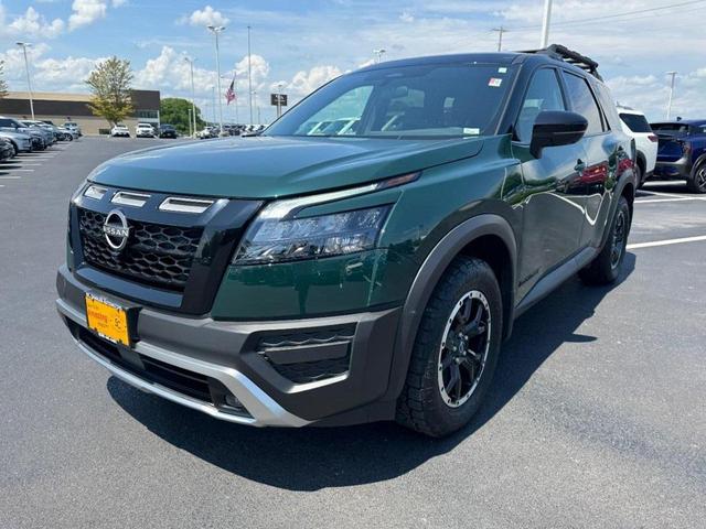 Photo of 2023 Obsidian Green Pearl/Super Black Nissan Pathfinder