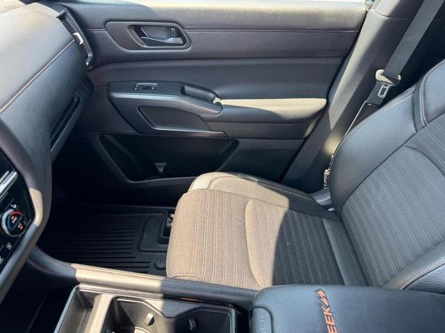 Photo of 2023 Obsidian Green Pearl/Super Black Nissan Pathfinder