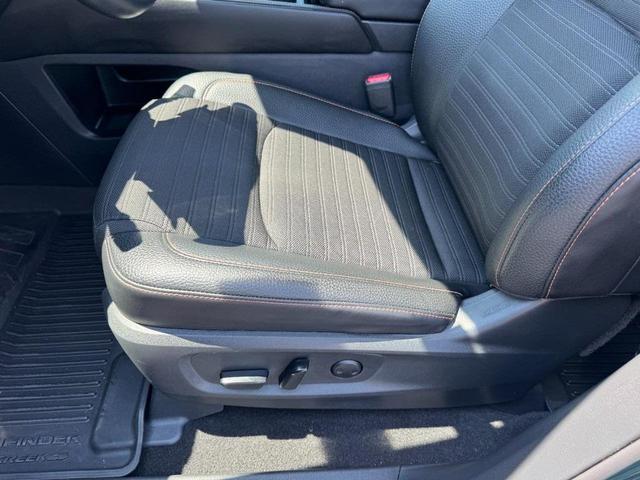 Photo of 2023 Obsidian Green Pearl/Super Black Nissan Pathfinder