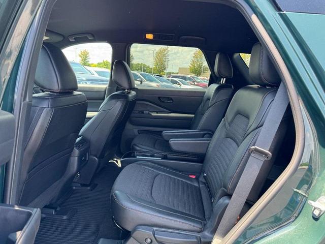 Photo of 2023 Obsidian Green Pearl/Super Black Nissan Pathfinder