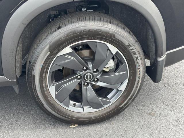 Photo of 2024 Super Black Nissan Rogue