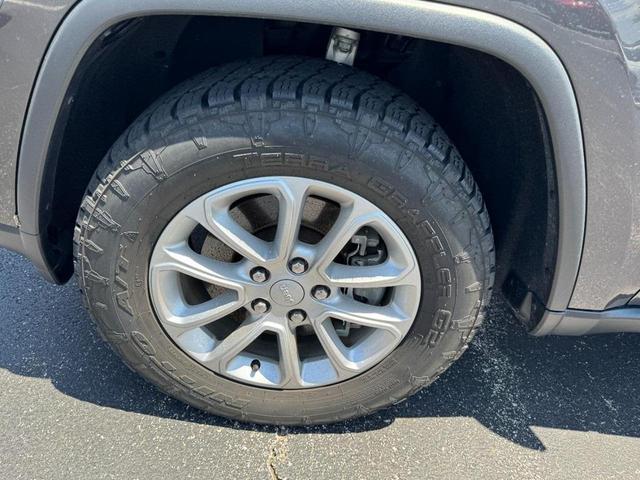 Photo of 2021 Granite Crystal Metallic Clearcoat Jeep Grand Cherokee