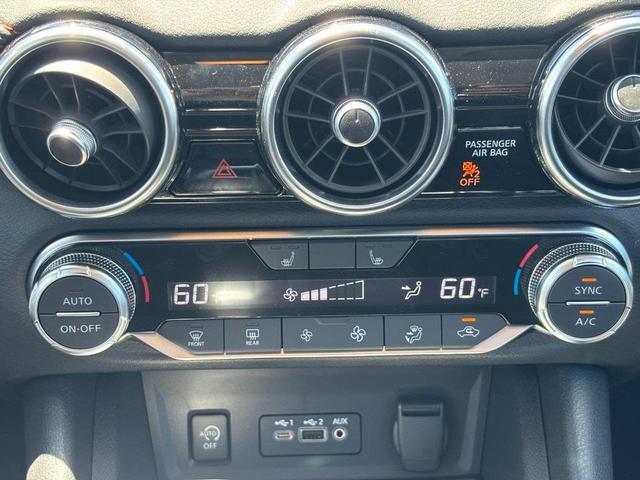 Photo of 2025 Aspen White Tricoat/Super Black Nissan Sentra