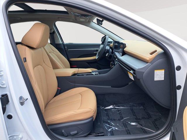 Photo of 2025 White Hyundai SONATA Hybrid