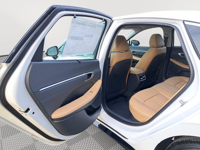 Photo of 2025 White Hyundai SONATA Hybrid