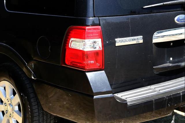 Photo of 2010 Tuxedo Black Metallic Ford Expedition