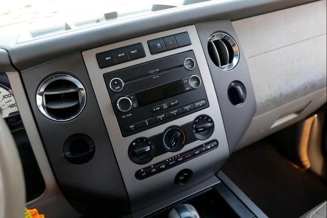 Photo of 2010 Tuxedo Black Metallic Ford Expedition