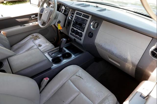 Photo of 2010 Tuxedo Black Metallic Ford Expedition