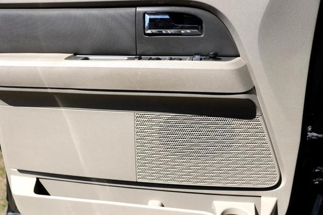 Photo of 2010 Tuxedo Black Metallic Ford Expedition