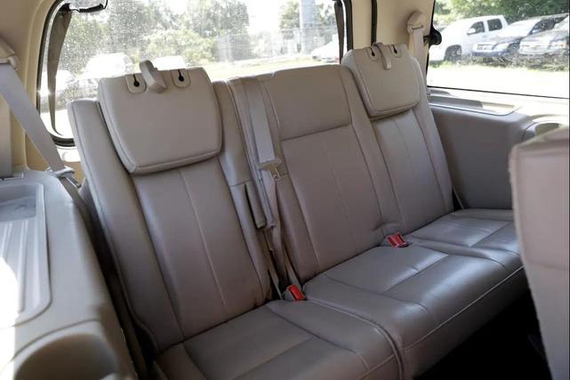 Photo of 2010 Tuxedo Black Metallic Ford Expedition