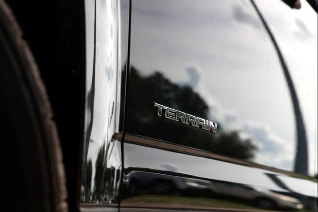 Photo of 2015 Iridium Metallic GMC Terrain