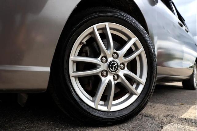 Photo of 2012 Liquid Silver Mazda Mazda5