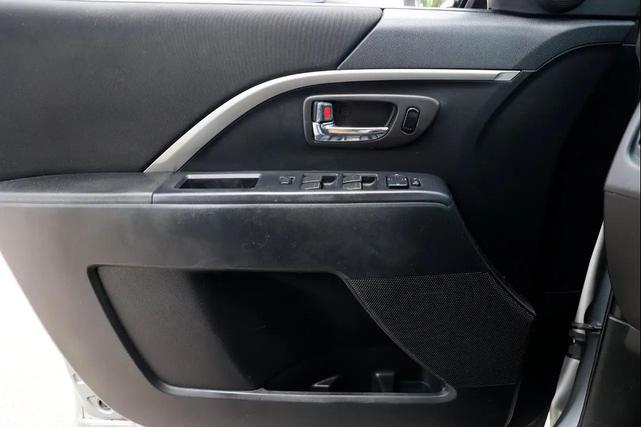Photo of 2012 Liquid Silver Mazda Mazda5