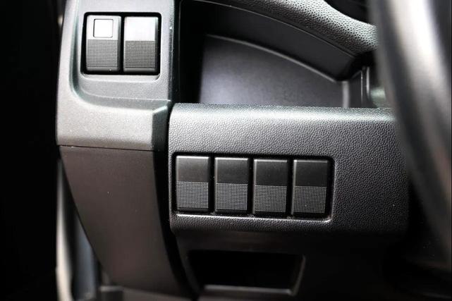 Photo of 2012 Liquid Silver Mazda Mazda5