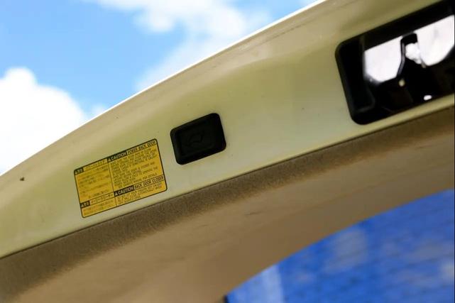 Photo of 2008 Crystal White Lexus RX 400h