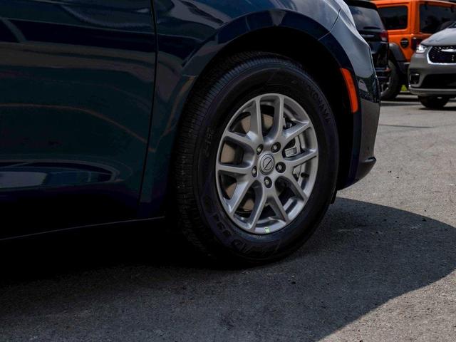 Photo of 2025 Fathom Blue Pearlcoat Chrysler Pacifica