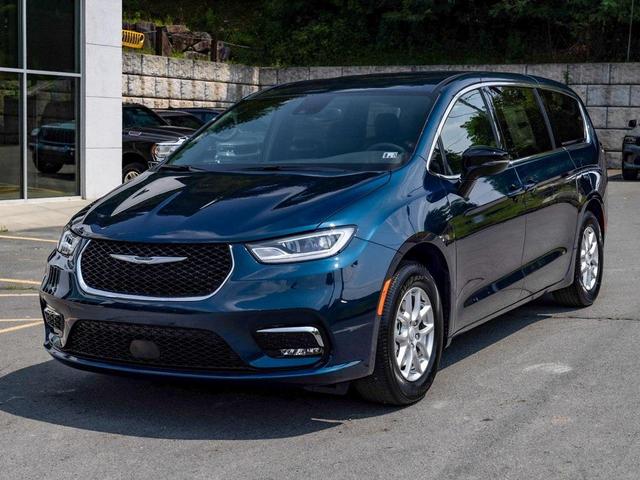 Photo of 2025 Fathom Blue Pearlcoat Chrysler Pacifica