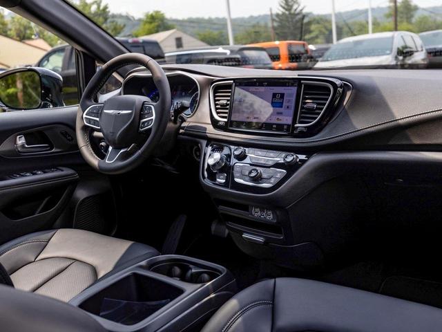 Photo of 2025 Fathom Blue Pearlcoat Chrysler Pacifica